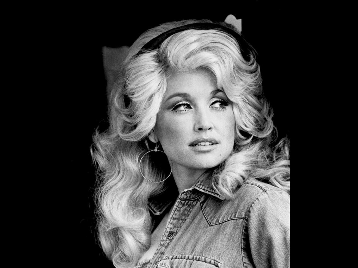 A publicity shot by RCA Records of Dolly Parton dated 1977.