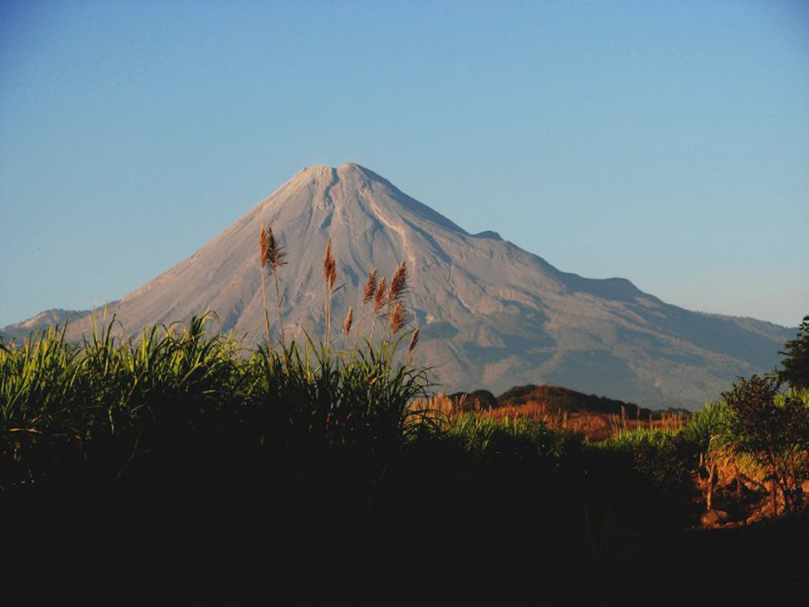 4. Volcán de Colima