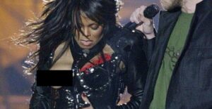 one of the most awkward super bowl halftime moments