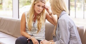 Two women discuss uterine cancer