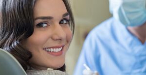 A smiling woman who doesn't have periodontitis