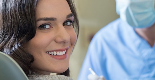 A smiling woman who doesn't have periodontitis