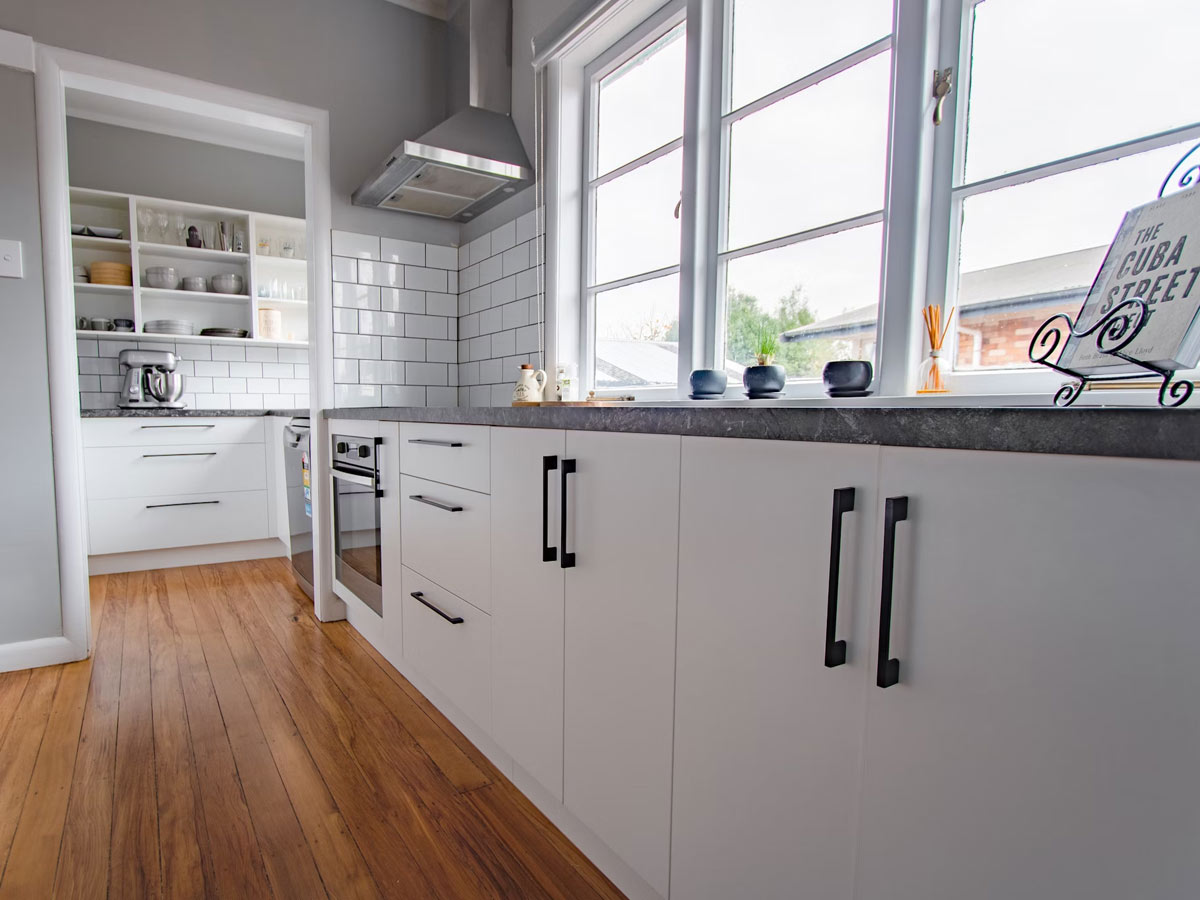 Black or Ivory Cabinet Fixtures