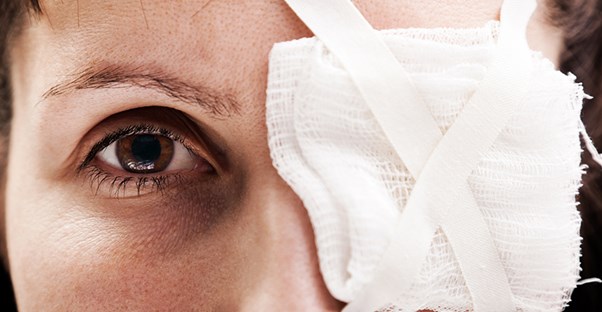 scratched cornea causes