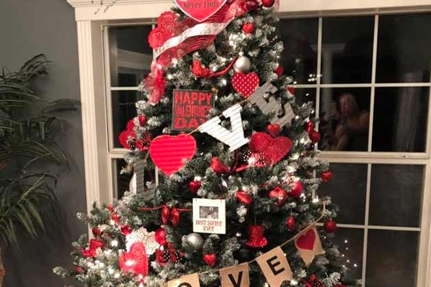 Don’t: Leave your Decorations Up for Months