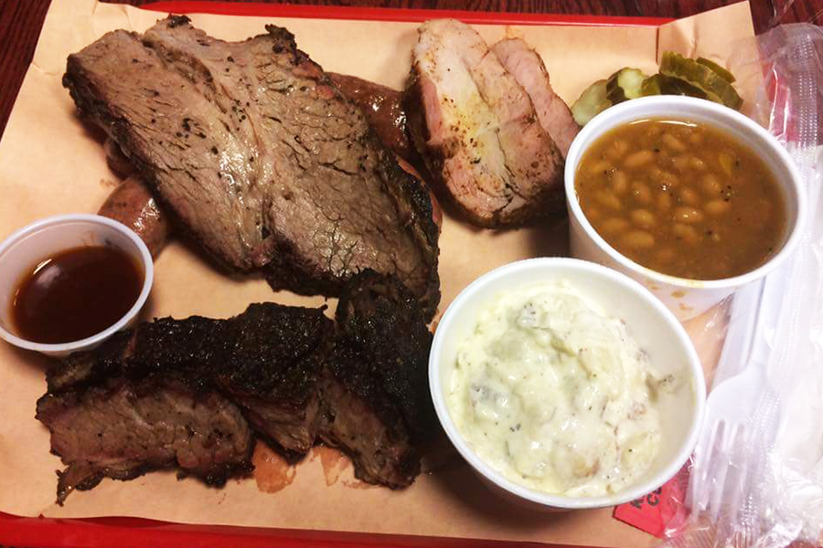 JR's Rhodehouse BBQ Pit: Piedmont, SD