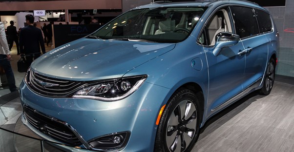 Una minivan azul en la pantalla.