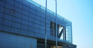 The glass exterior of the Clinton Presidential Library building.