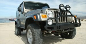 Un Jeep Wrangler en la playa.