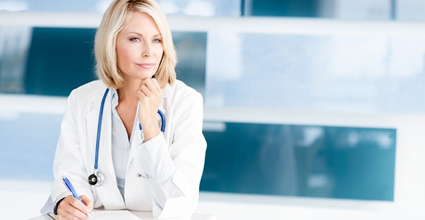 doctor discussing adenomyosis symptoms