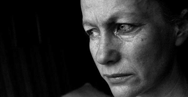 a woman ponders if she has schizophrenia symptoms