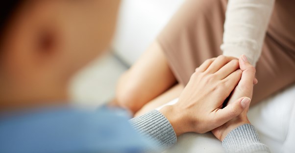 a phychologist reassures a patient about the likelihood of schizophrenia