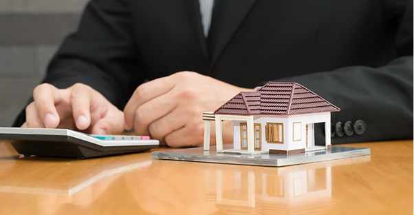 Calculator and model house. Reverse mortgage.
