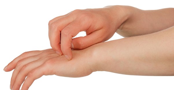 psoriasis can be itchy as shown by these scratching hands