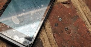 Broken phone. Easy to repair phones.