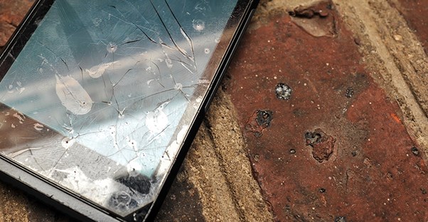 Broken phone. Easy to repair phones.