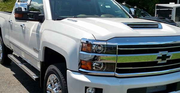 a white 2019 chevrolet silverado 2500hd in a parking lot