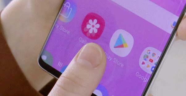 close up of hand using Samsung Galaxy s10