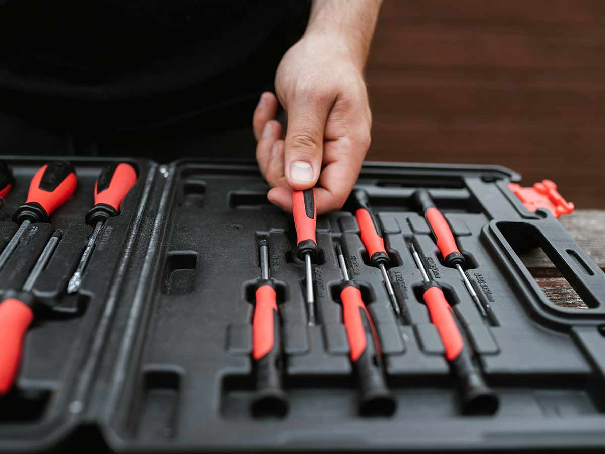 Screwdriver for Small Spaces