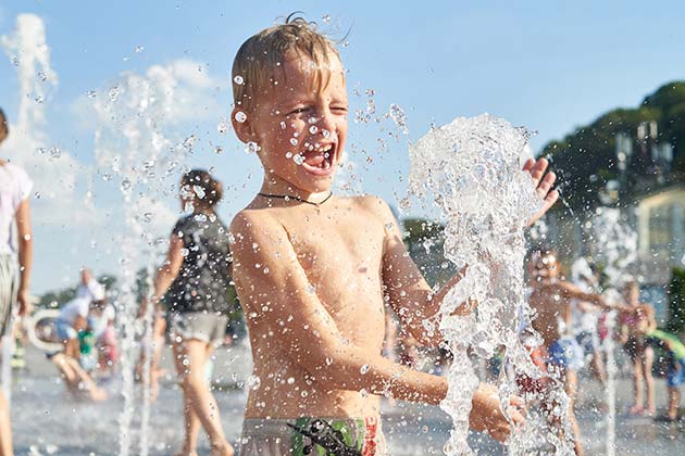 Letting Kids Play Sans Clothes in Fountains