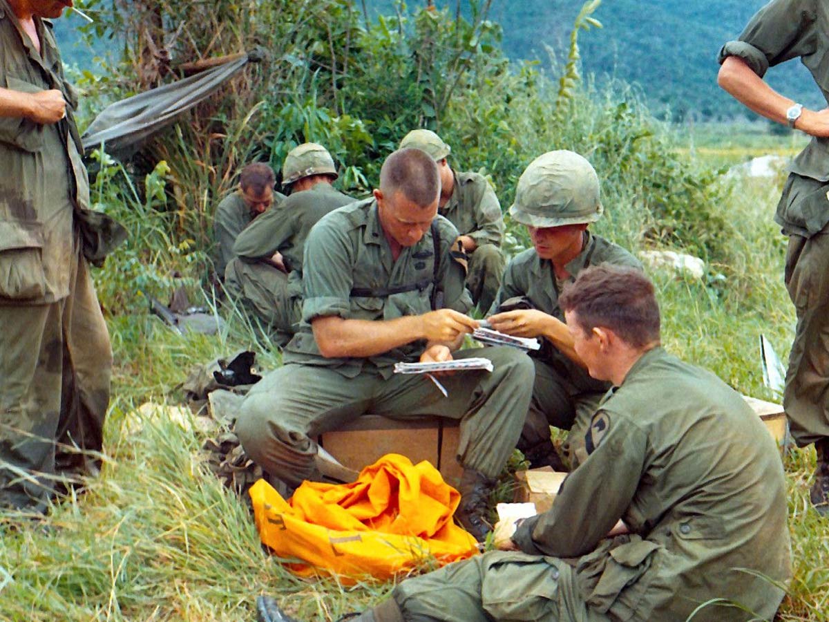 Soldiers Receive Mail