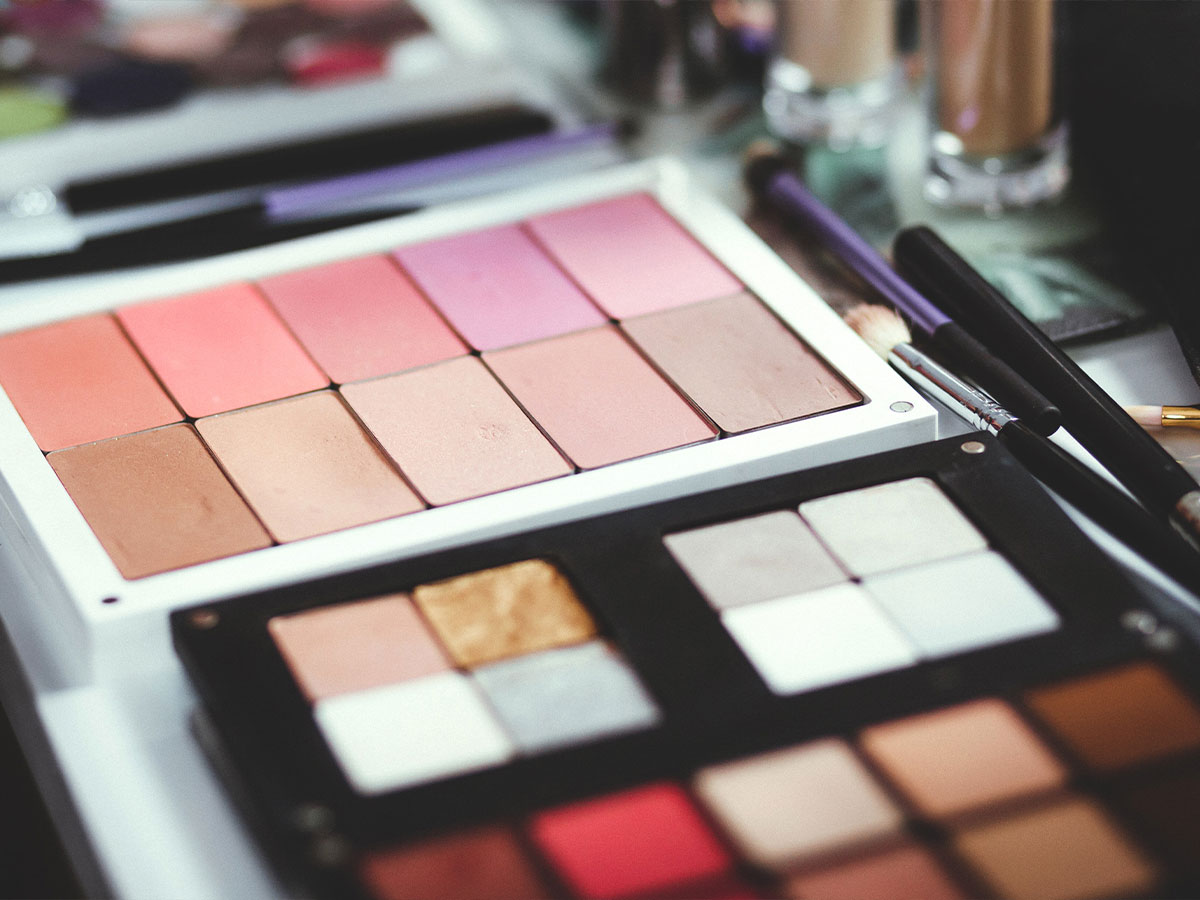 Use Soft, Golden Highlighters to Extend Summer Glow