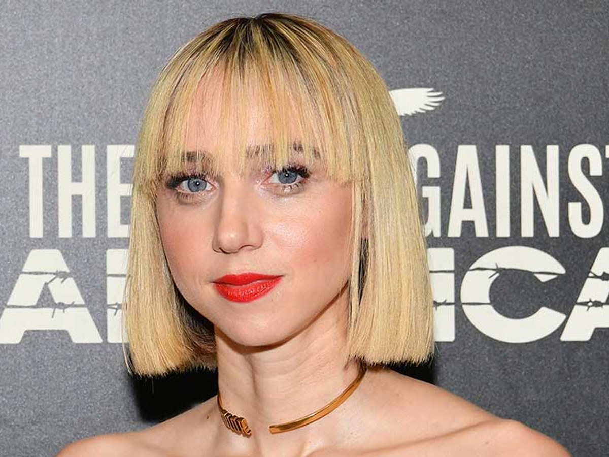 Zoe Kazan’s “Body Conscious” Clothes