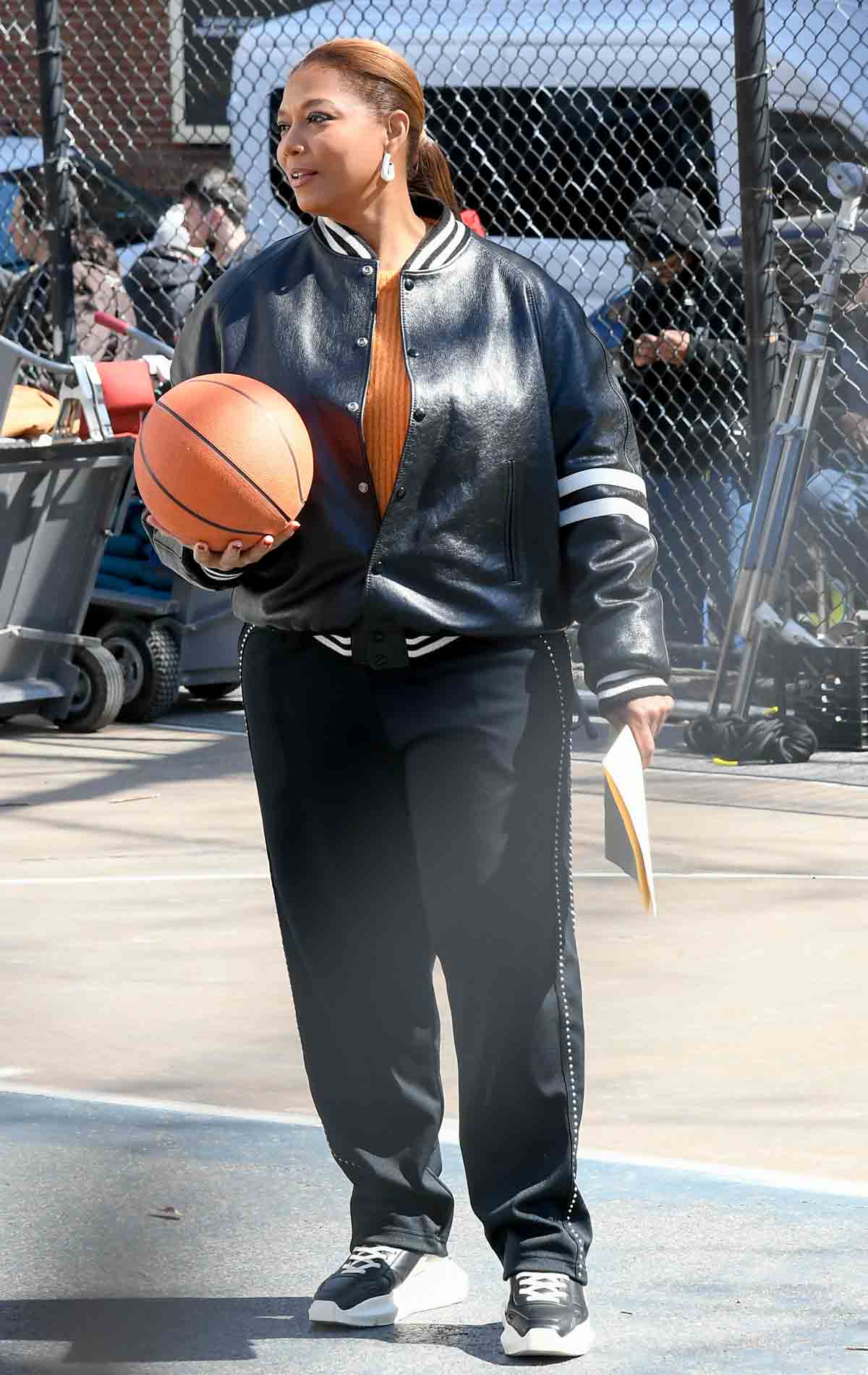 Queen Latifah - 5’ 10”