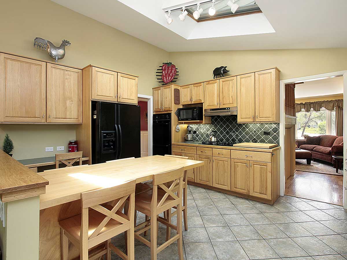 Traditional Oak Cabinets - Before