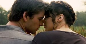 liam hemsworth and jennifer lawrence kissing in the hunger games