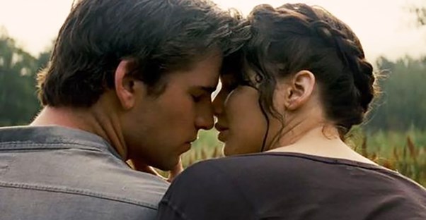 liam hemsworth and jennifer lawrence kissing in the hunger games