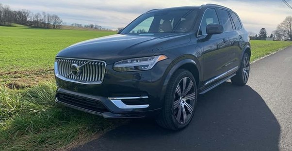 a black 2021 volvo xc90