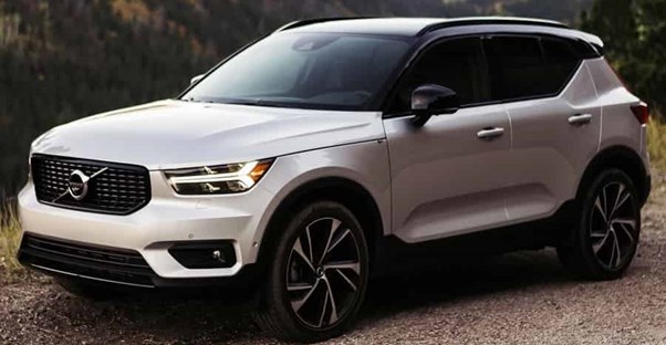 a white 2019 volvo xc40 with a black contrast roof