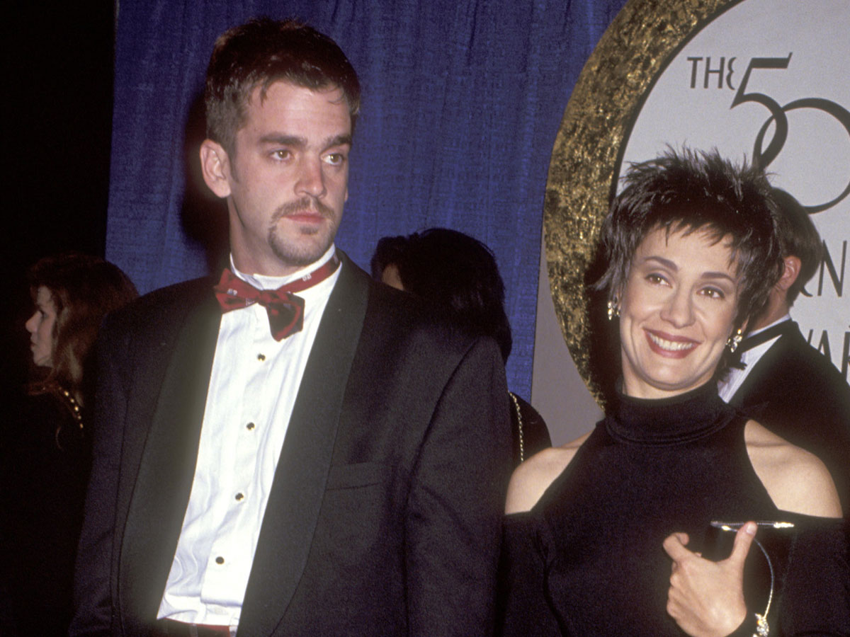 Laurie Metcalf (Mary Cooper)