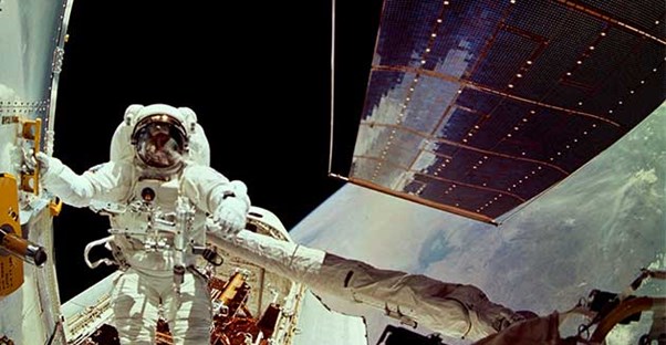 astronaut repairing hubble