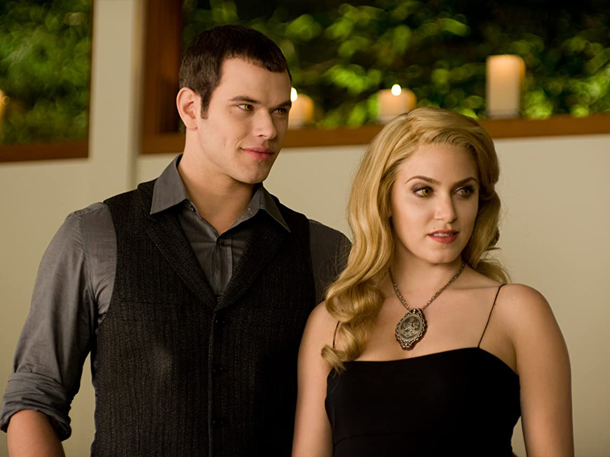 The Majority of Cast Wore Colored Contacts