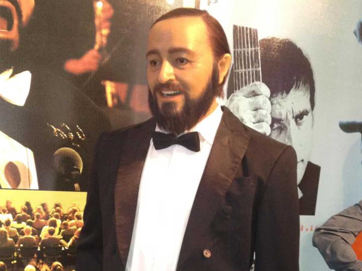 16. Luciano Pavarotti