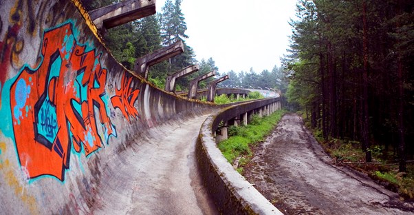 La pista de bobsleigh de Sarajevo está ahora abandonada y cubierta de grafitis.
