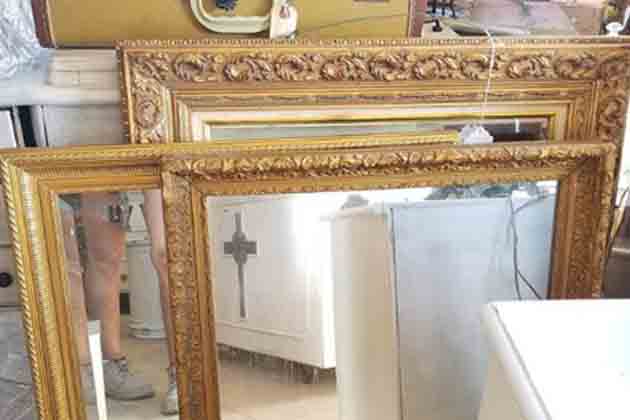 Des Miroirs Encadrés d'or Partout