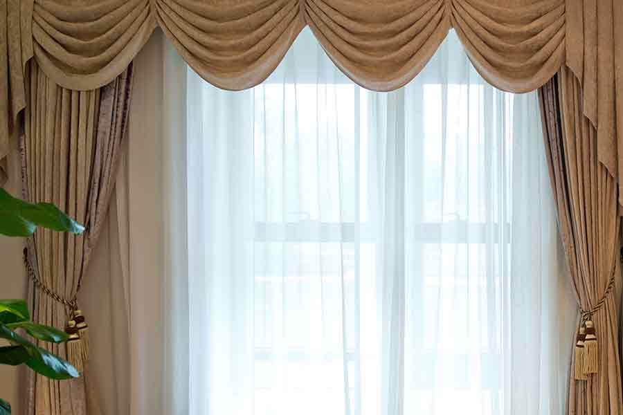 Utilisatiant de Tissus Épais et de Glands pour Habiller les Fenêtres