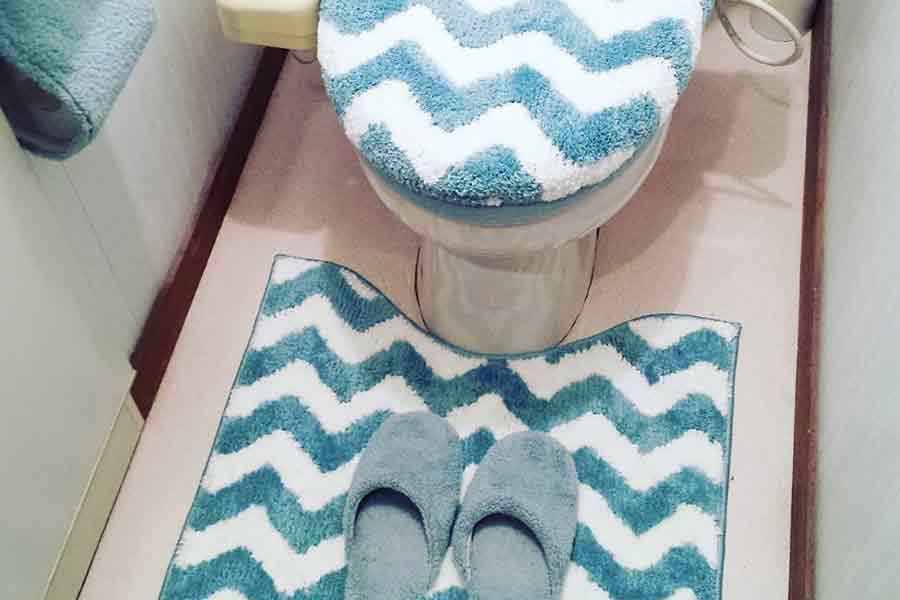 Utilisant de Tapis et de Couvertures de Toilettes