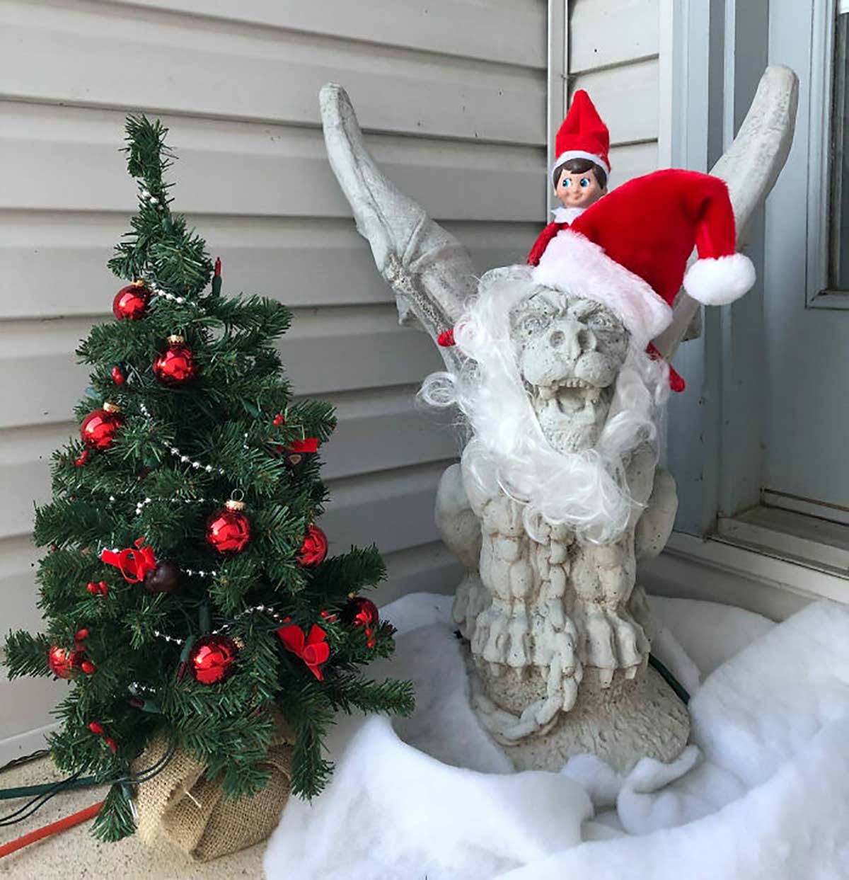 The Elf Sees All