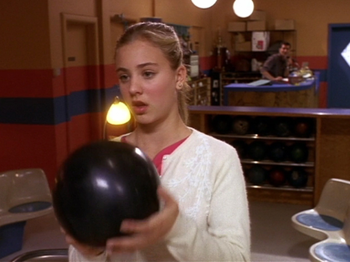 Kaley Cuoco: Elisa Bowers in Alley Cats Strike