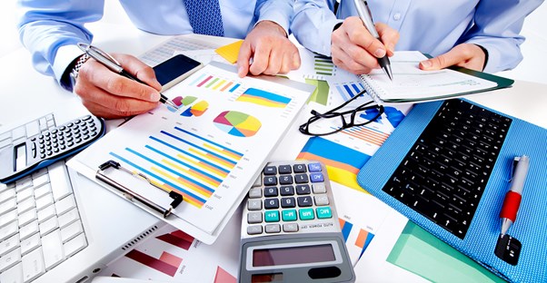 Couple tries to manage messy finance documents without personal finance software