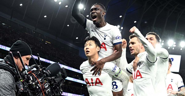 players from tottenham hotspur celebrate a goal