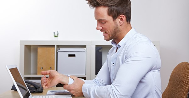 a man who is trying to diagnose carpal tunnel syndrome