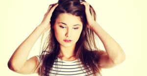 a woman suffering from trichotillomania