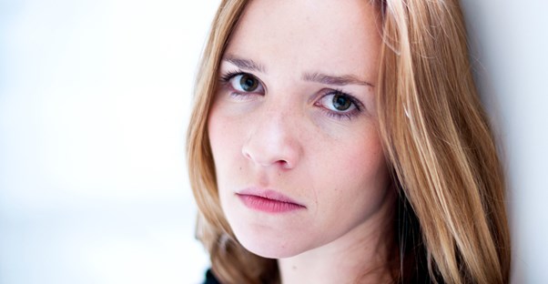 a woman suffering from trichotillomania