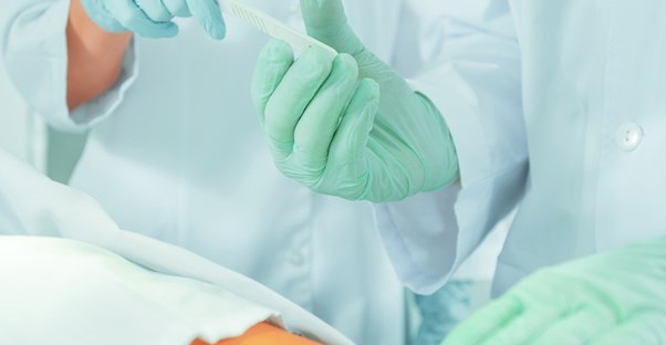 doctors performing a tummy tuck alternative