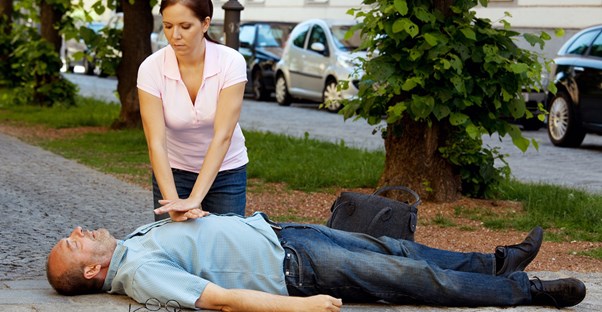 a woman who knows that she needs to perform CPR